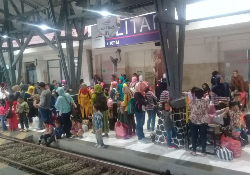 penumpang-di-stasiun-kota-blitar.jpg