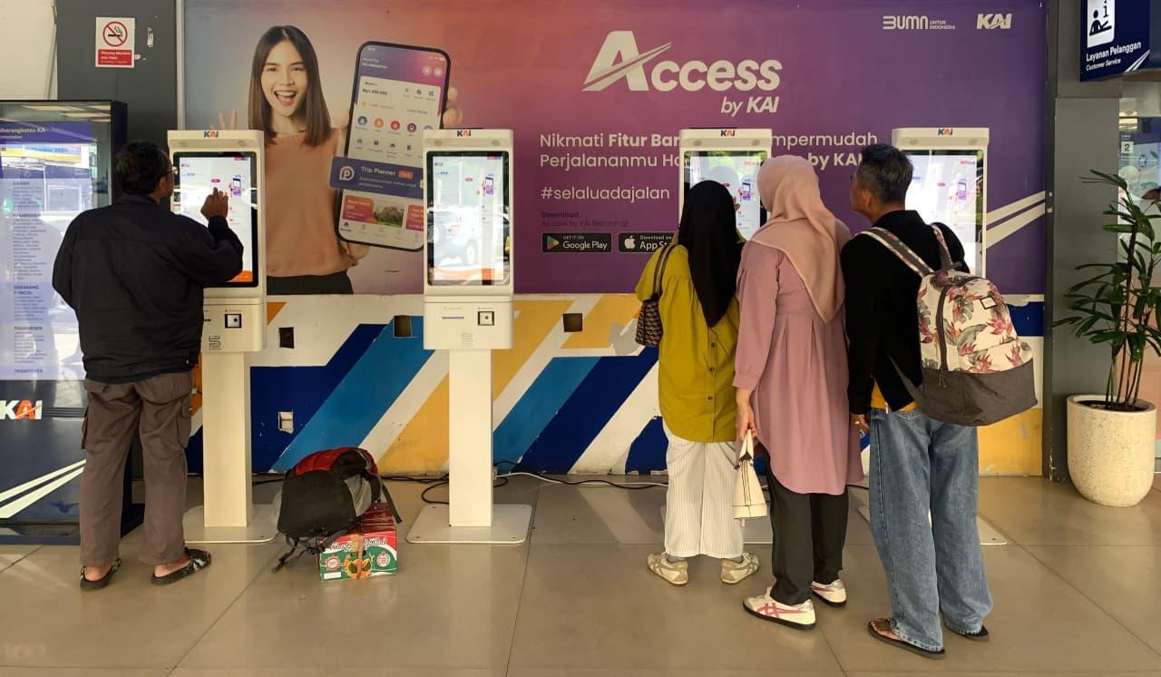 penumpang-menggunakan-mesin-self-service-memesan-tiket-kereta-api-di-Stasiun-Gubeng-Surabaya.jpg