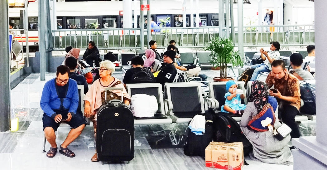 Atasi Lonjakan Penumpang Kereta Api, KAI Daop 8 Surabaya Operasionalkan KA Sembrani Malam Lebaran