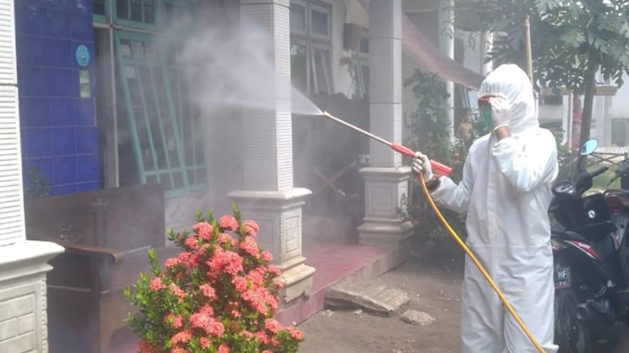 penyemprotan-disinfektan-di-desa-lengkong-mumbulsari-jember.jpg