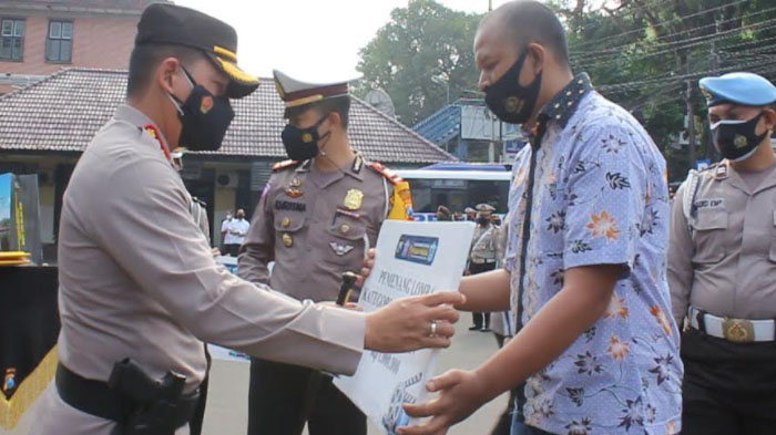 penyerahan-hadiah-kepada-pemenang-lomba-video-dan-poster-imbauan-covid-19-polresta-malang-kota.jpg