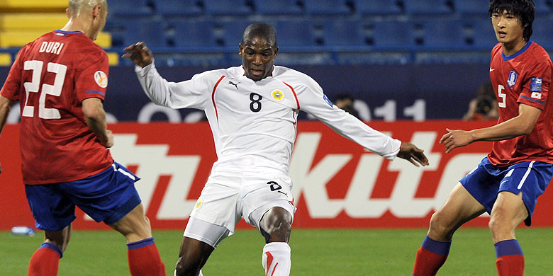 penyerang-bahrain-jaycee-john-okwunwanne-tengah-dalam-laga-grup-c-piala-asia-2011-di-doha_20180801_152238.jpg