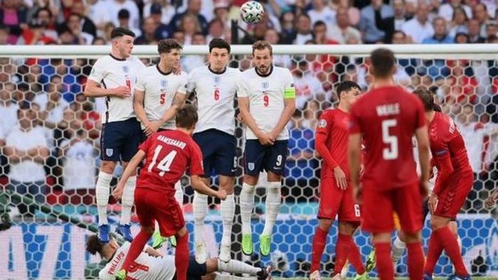penyerang-denmark-mikkel-damsgaard-mencetak-gol-ke-gawang-inggris-semifinal-euro-2020.jpg
