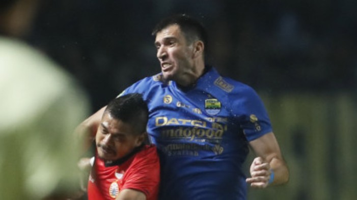 penyerang-persija-jakarta-bambang-pamungkas-berduel-dengan-bek-persib-bandung-vladimir-vujovic_20170730_160224.jpg