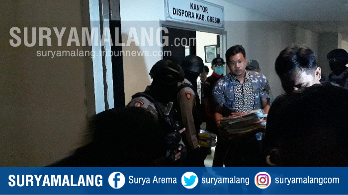 penyidik-kerjari-gresik-membawa-berkas-usai-mengeledah-kantor-dispora-gresik_20180906_140443.jpg