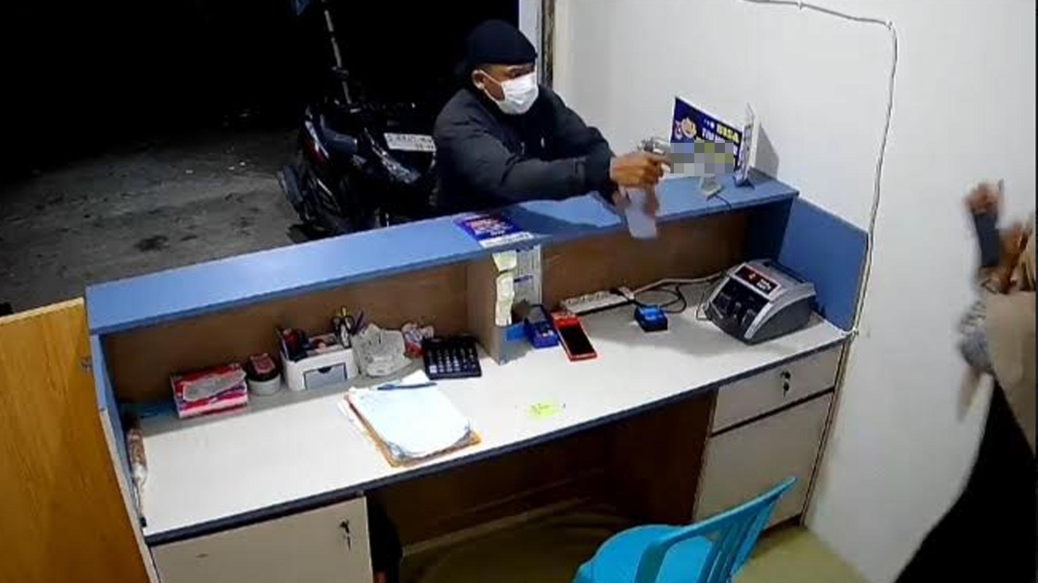 BREAKING NEWS : Perampokan di Agen Perbankan di Turi Lamongan, Pelaku Bersenjata Pistol