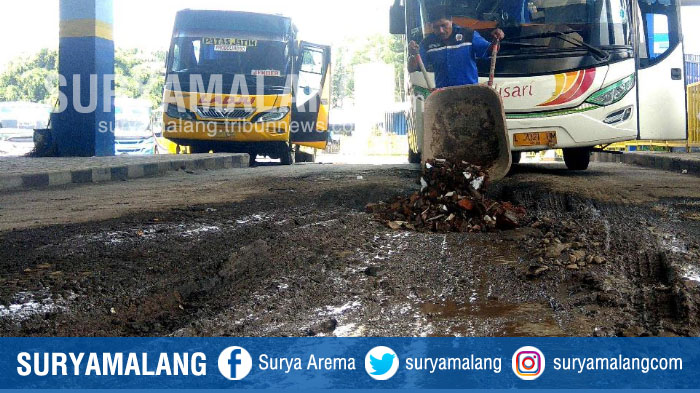 perbaikan-jalur-bus-patas-di-terminal-arjosari-kota-malang.jpg