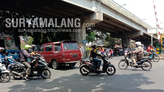 perlintasan-kereta-api-jalan-kolonel-sugiono-kota-malang-kamis-19112020.jpg