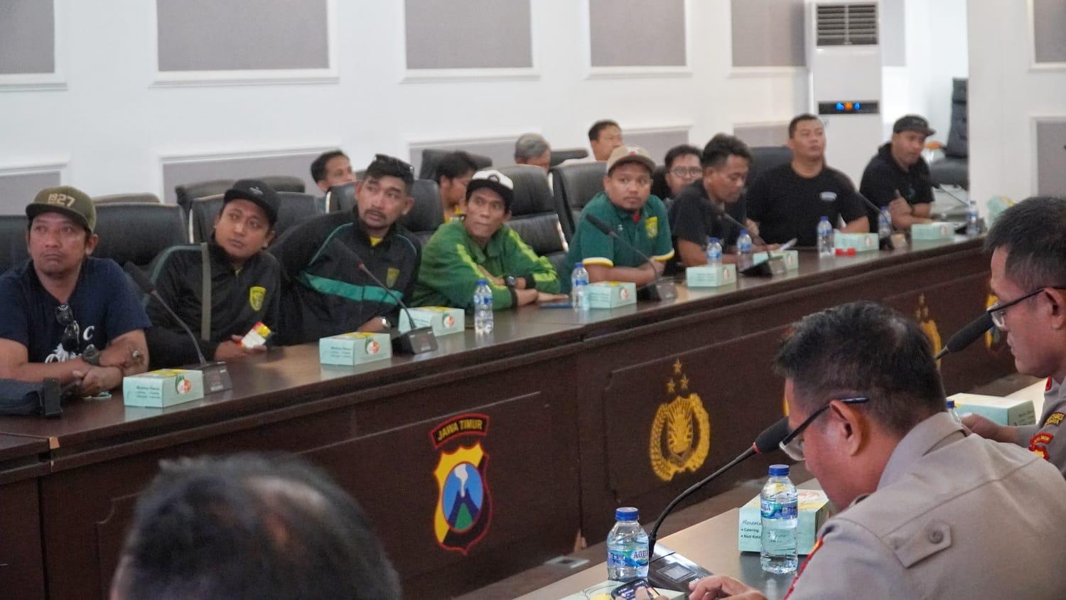 Bonek Janji Kawal Pemain Arema FC dan Beri Bunga untuk Kendaraan Plat N di Surabaya