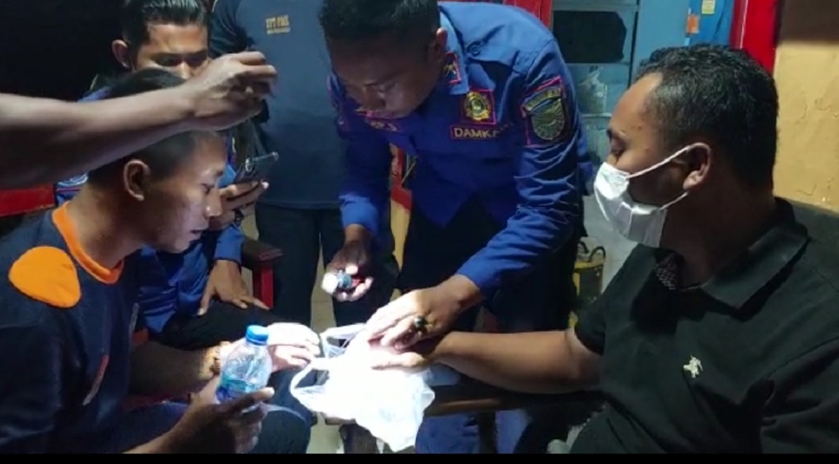 Pria Ini Panik, Tak Bisa Lepas Cincin di Jarinya, Akhirnya Minta Pertolongan Petugas Damkar