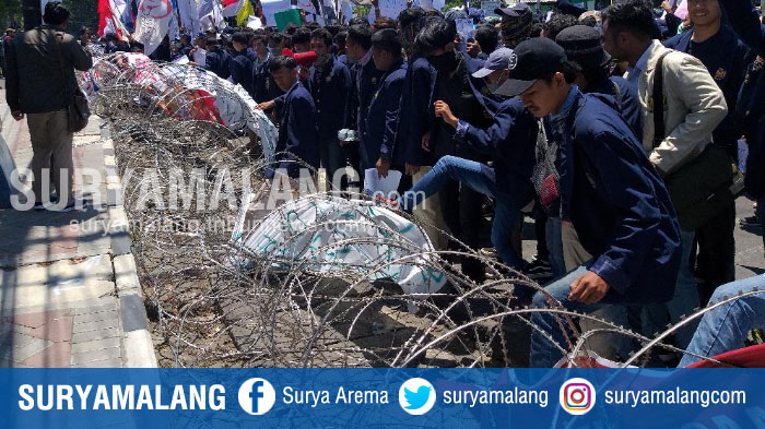 perusakan-kawat-berduri-warnai-unjuk-rasa-di-depan-dprd-jatim-di-jalan-indrapura-surabaya.jpg