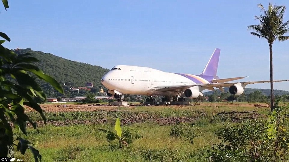 pesawat-di-persawahan-thailand_20180711_145118.jpg