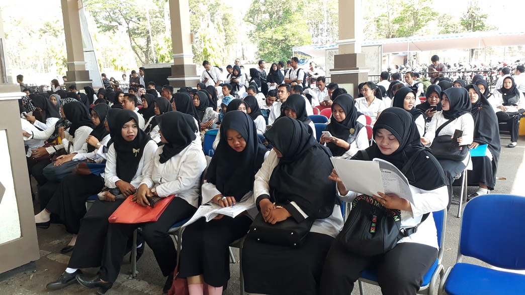 peserta-tes-cpns-menunggu-di-jember_20181026_100005.jpg