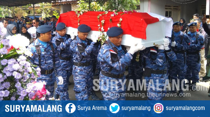 peti-jenazah-kolonlel-pnb-m-jusuf-hanafie-diberangkat-menuju-pemakaman-margabaka-dari-rumah-duka_20180321_113734.jpg
