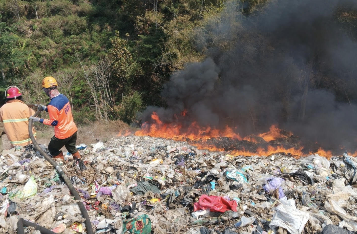 petugas-berusaha-memadamkan-api-di-TPA-Tlekung-Kota-Batu.jpg