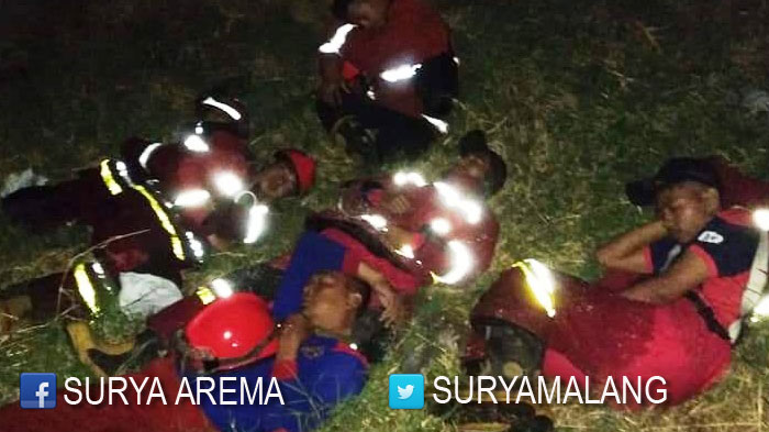 petugas-damkar-kota-malang-ketika-tidur-setelah-proses-pemadaman-api-di-tpa-supit-urang.jpg