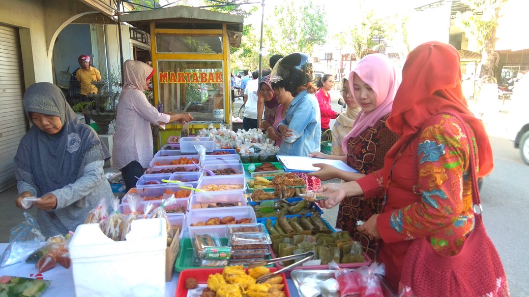 petugas-dinkes-tulungagung-membeli-sejumlah-makanan-takjil-yang-akan-diuji.jpg