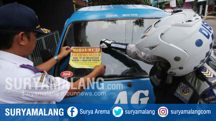 petugas-dishub-kota-malang-memasang-stiker-di-angkot-yang-parkir-di-jalan-hasyim-ashari_20180131_184905.jpg