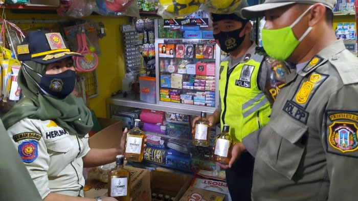Razia Jelang Ramadan di Kota Blitar, Satpol PP Sita 247 Botol Miras Tanpa Izin Jual