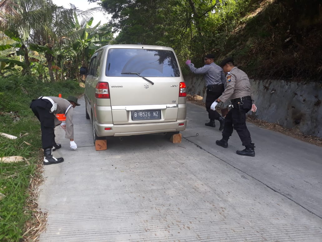 petugas-kepolisian-polsek-senori-membantu-mobil-yang-tak-kuat-melintas-di-tanjakan.jpg