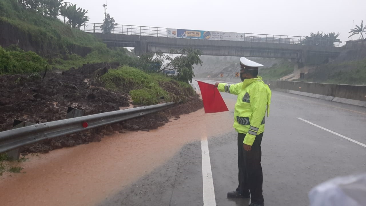 BREAKING NEWS - Tebing Bahu Jalan Tol Pandaan-Malang Longsor, Polisi Terapkan Rekayasa Lalin