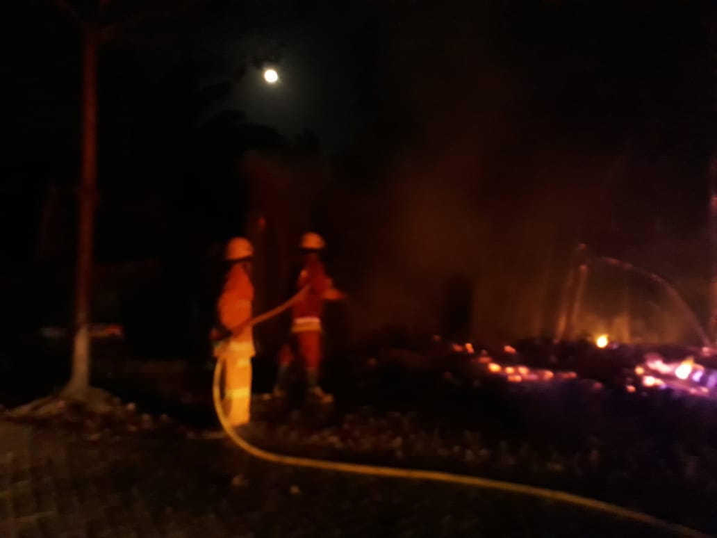 petugas-memadamkan-api-di-warung-dan-tempat-jahitan-di-bojonegoro.jpg