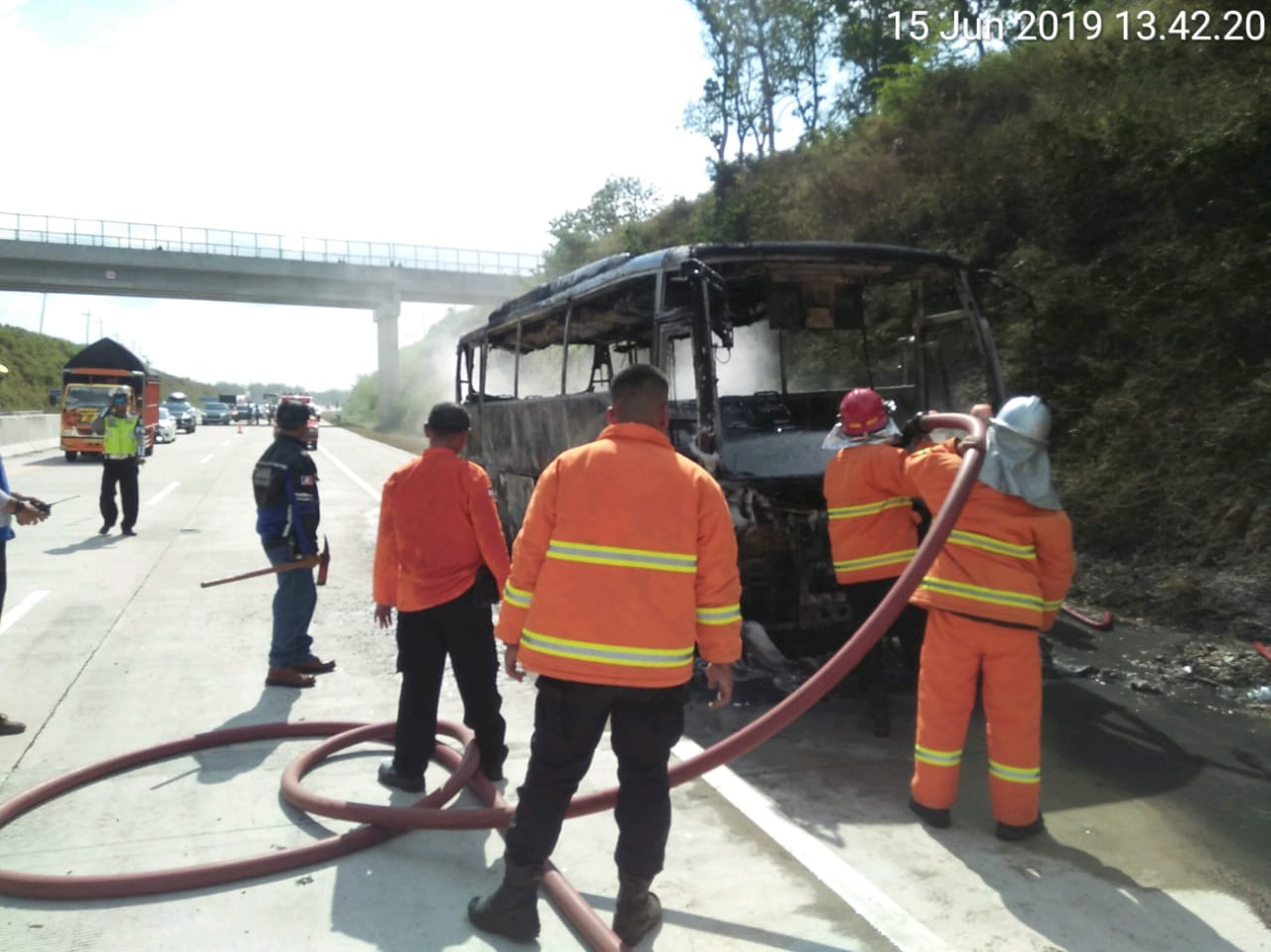 Minibus Tujuan Bandara Juanda Ludes Terbakar di Tol Trans Jawa Ruas Ngawi-Kertosono