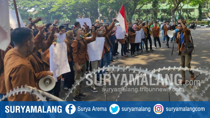 petugas-memasang-kawat-berduri-sepanjang-di-depan-gedung-dprd-kota-malang.jpg