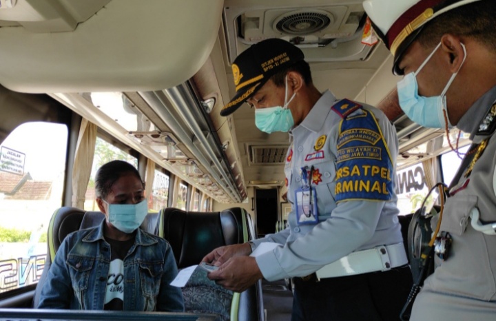 petugas-memeriksa-syarat-perjalanan-penumpang-bus-jarak-jauh-di-terminal-patria-kota-blitar.jpg