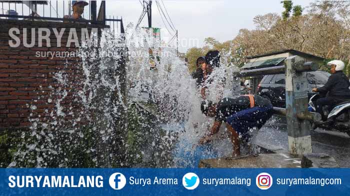 petugas-memperbaiki-air-rilis-pdam-kota-malang-yang-jebol-rabu-1872018_20180718_165517.jpg