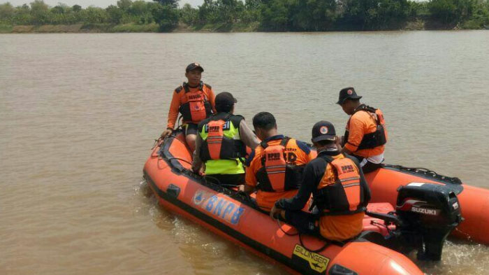 petugas-mencari-korban-tenggelam-di-bengawan-solo-di-bojonegoro-selasa-1042018_20180410_150109.jpg