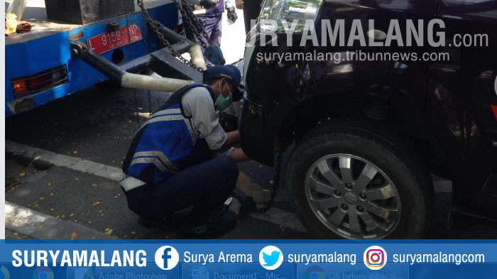 petugas-menderek-kendaraan-yang-parkir-sembarangan-di-jalan-dharmawangsa-surabaya_20181024_113710.jpg
