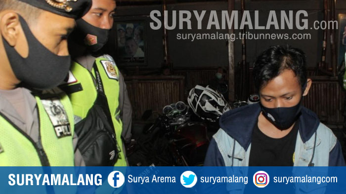 petugas-menemukan-pemuda-mabuk-yang-membawa-roti-kalung-atau-knuckle-di-kafe-kota-blitar.jpg