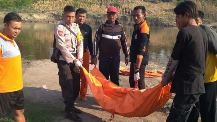 petugas-mengevakuasi-jenazah-sahrul-12-yang-tenggelam-di-bengawan-solo-bojonegoro_20180822_134528.jpg