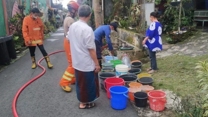 petugas-menyalurkan-air-kepada-warga-kota-batu-ketika-pipa-masih-belum-selesai-diperbaiki.jpg