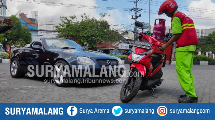 petugas-pertamina-delivery-service-melayani-masyarakat-yang-butuh-lpg-dan-bbm-di-kota-malang.jpg