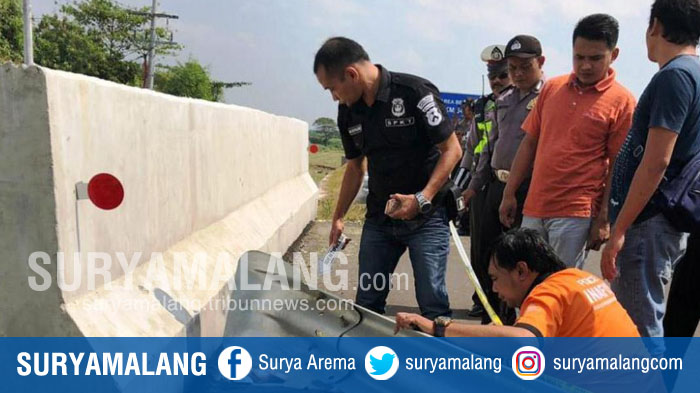 petugas-polres-jombang-melakukan-olah-tkp-di-lokasi-penemuan-potongan-kaki.jpg