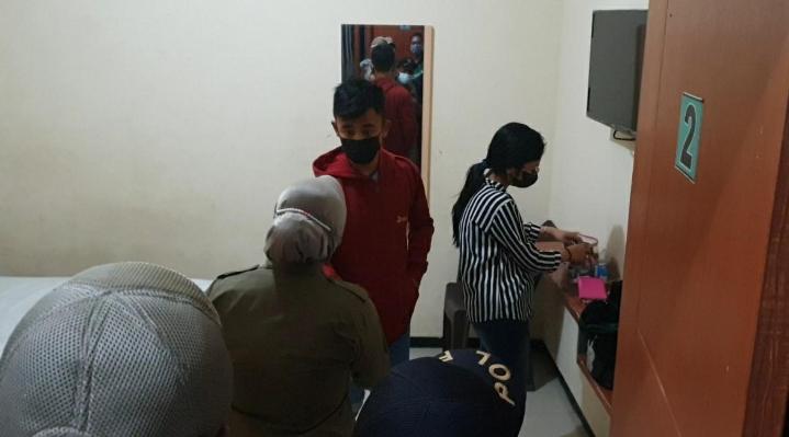 petugas-satpol-pp-mengamankan-pasangan-bukan-suami-istri-di-sejumlah-hotel-di-kota-mojokerto.jpg