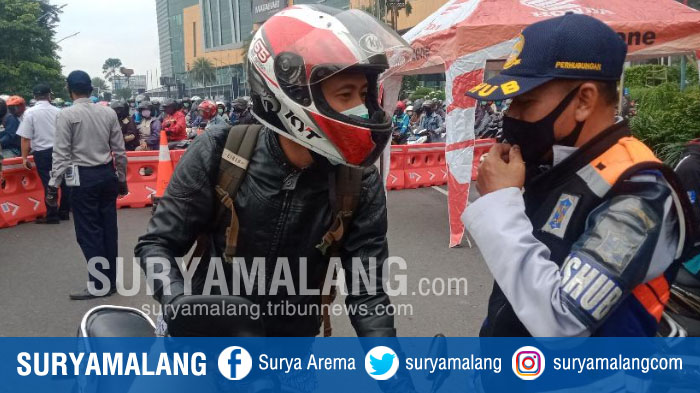 petugas-screening-ketat-pengendara-yang-masuk-surabaya-pada-hari-pertama-pemberlakuan-psbb.jpg