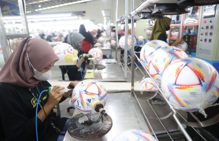 piala-dunia-2022-akan-menggunakan-bola-bernama-al-rihlah-produksi-madiun.jpg