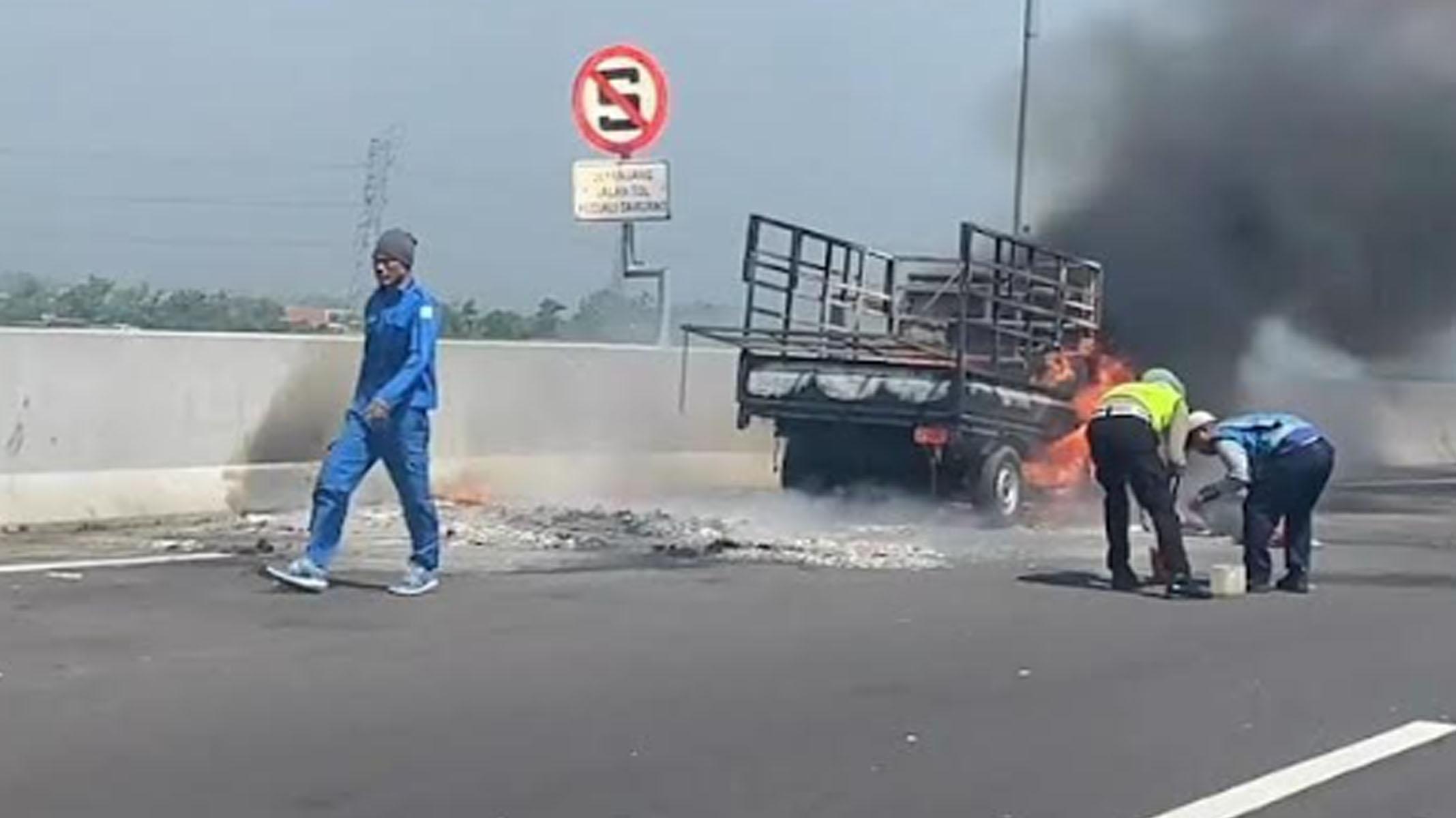 pikap-terbakar-di-Tol.jpg