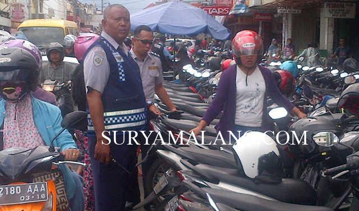 pkl-tetap-jualan-di-pasar-besar_20150708_153012.jpg