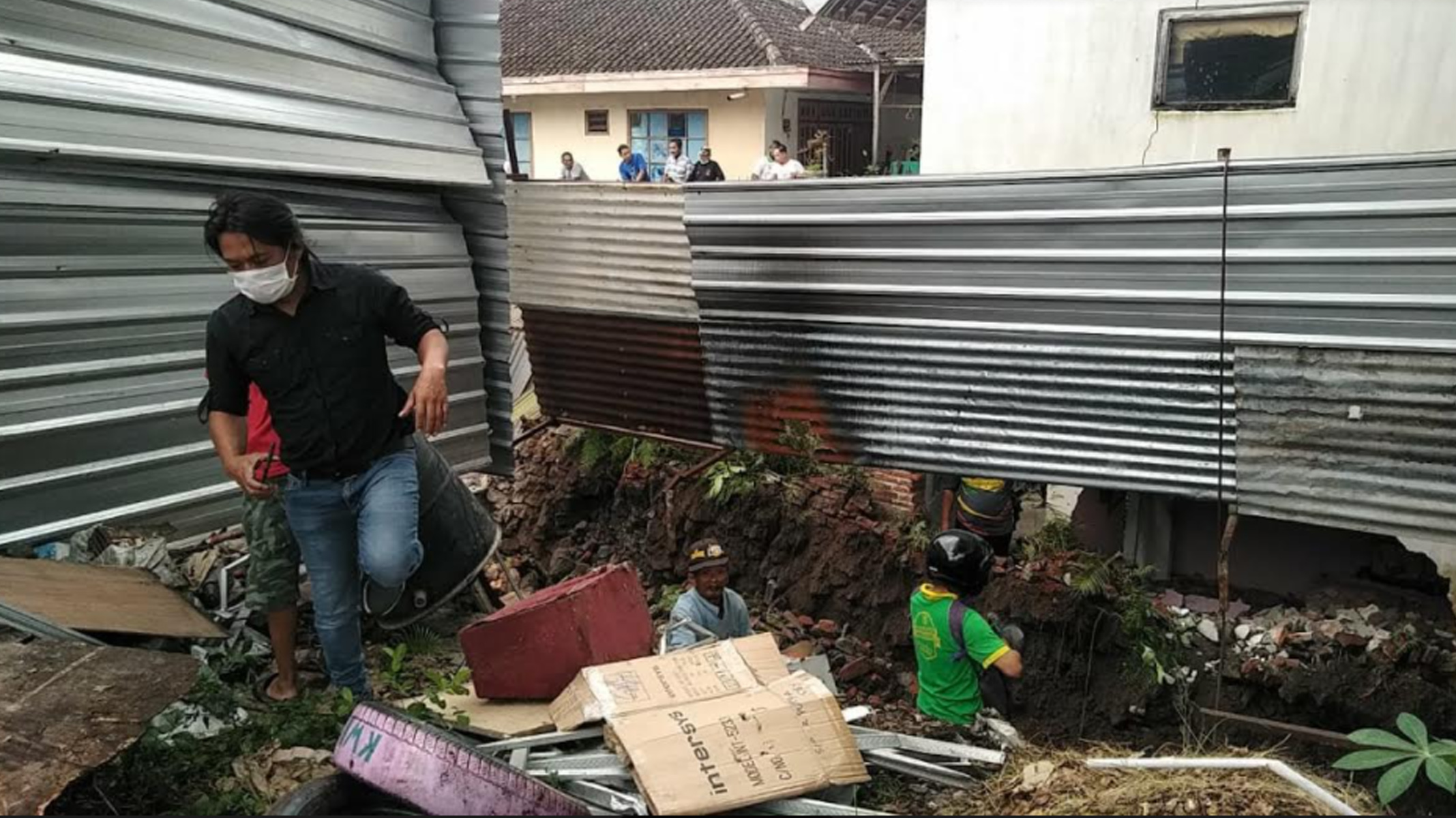 Plengsengan Ambrol di Dadaprejo Batu Putus Pipa PDAM