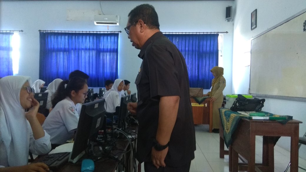plt-bupati-tulungagung-maryoto-birowo-memberi-semangat-peserta-unbk-di-tulungagung.jpg