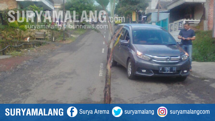 pohon-pisang-ditanam-warga-desa-junrejo-kota-batu-di-titik-jalan-berlubang-minggu-422018_20180204_091541.jpg