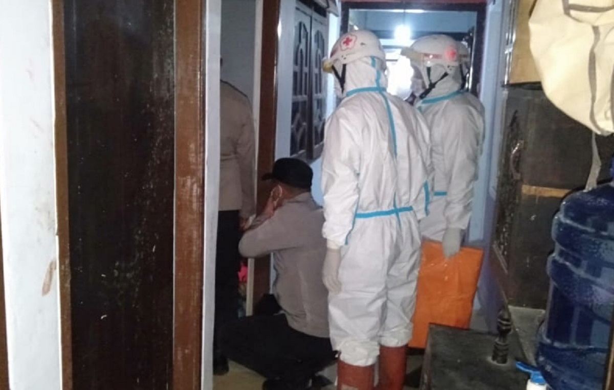 polisi-bersama-tim-bpbd-kota-blitar-mengevakuasi-jenazah-korban.jpg