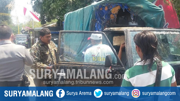 polisi-memeriksa-mobil-pikap-yang-terbakar-di-di-jalan-raya-panji-situbondo_20180903_142946.jpg