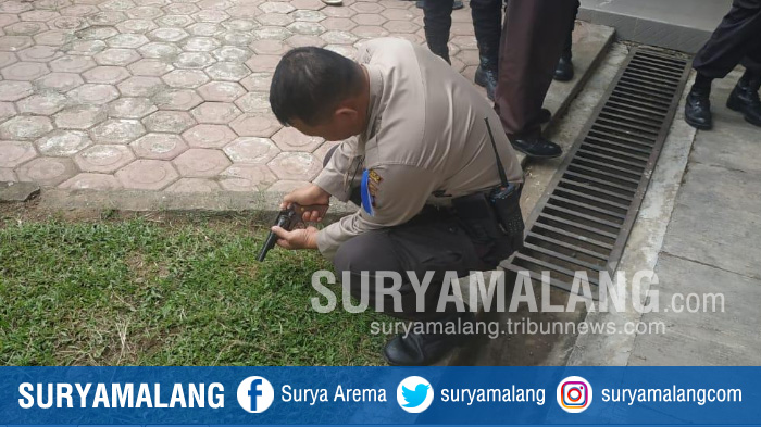 Tekat Sekeras Baja, Pria di Tulungagung Nekat Mencuri Senjata Api Polisi saat Istirahat di Masjid