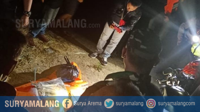 polisi-mengevakuasi-mayat-korban-di-sungai-kelurahan-plosokerep-kecamatan-sananwetan-kota-blitar.jpg