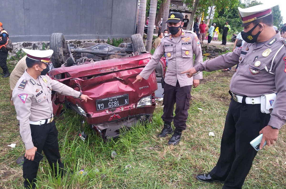 polisi-menunjukan-mobil-yang-ringsek.jpg
